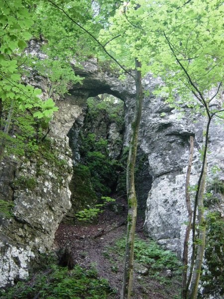 Že na naslednji ravnini nas kažipot opozori na velik naravni most, do katerega moramo stop