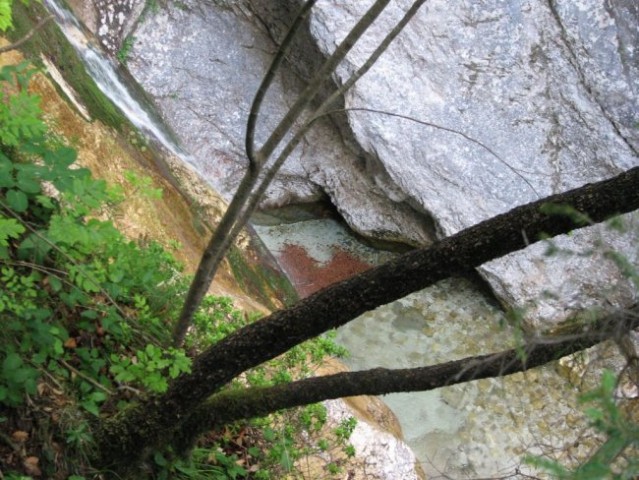 Pogled s pobočja na tolmun pod slapom