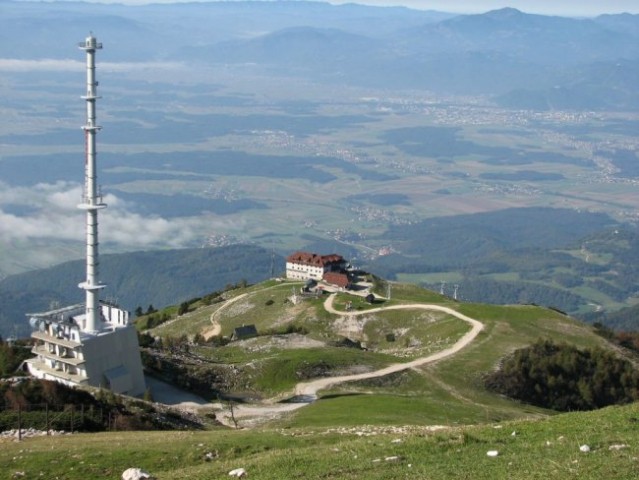 Pogled z vrha Krvavca na oddajnik in dom