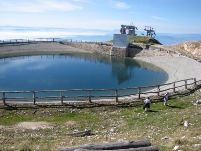 Akumulacijsko jezero na vrhu Velikega Zvoha
