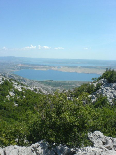 Morje pa tako daleč, da bi se osvežil....