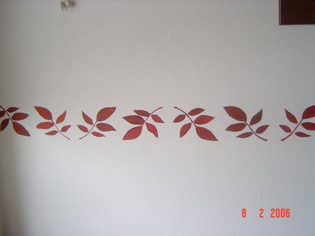 dekoracija na steni -šablona iz kartona in zidne barve