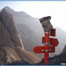 kažipot pod kanjavcem, zadaj triglav