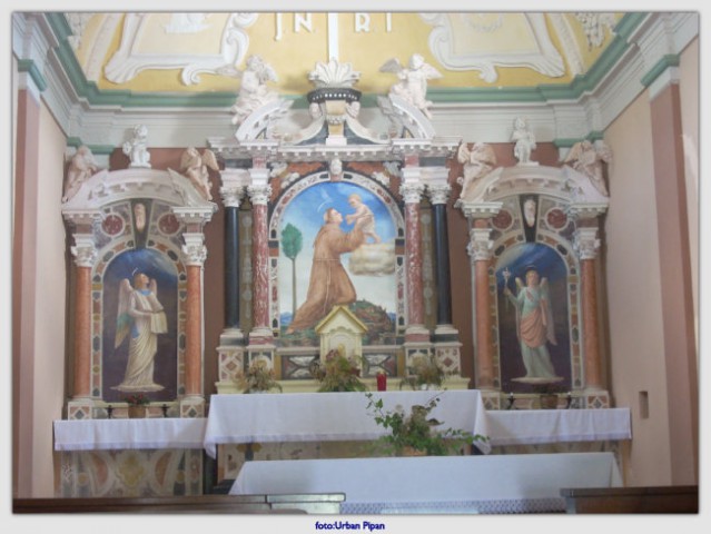 Oltar v cerkvi nad kostnico v Kobaridu