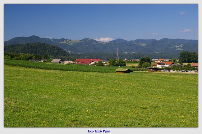 pogled izpred aljaževina na polhograjce