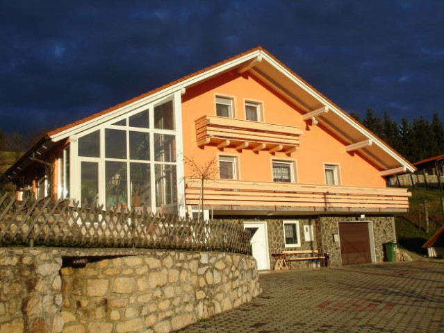 črno nebo in sončni žarek  na hiši april 2008 