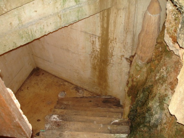 Po betonskih stopnicah navzdol 12 metrov in pol leto 2008