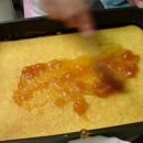 pomarančno pecivo namaži z marelično marmelado