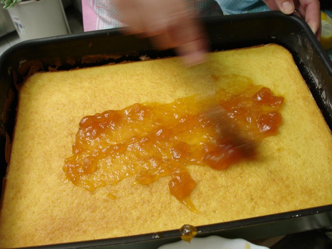 pomarančno pecivo namaži z marelično marmelado
