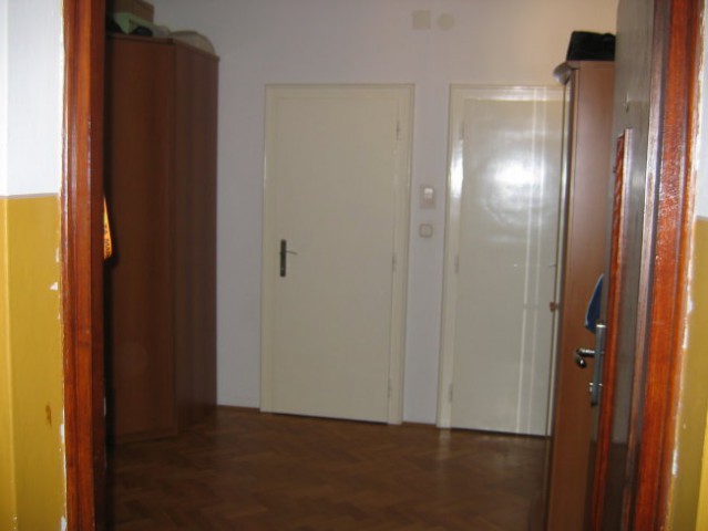 Vhod v stanovanje, naravnost vrata kopalnice in vrata stranišča 