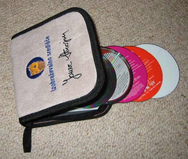 preoblecena CD torbica z vezenjem