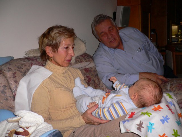 Filip s češkima dedijem in babi.
