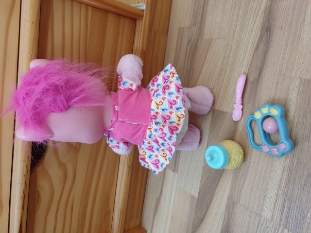 My little Ponny, oddaja glasove, pije, premika noge