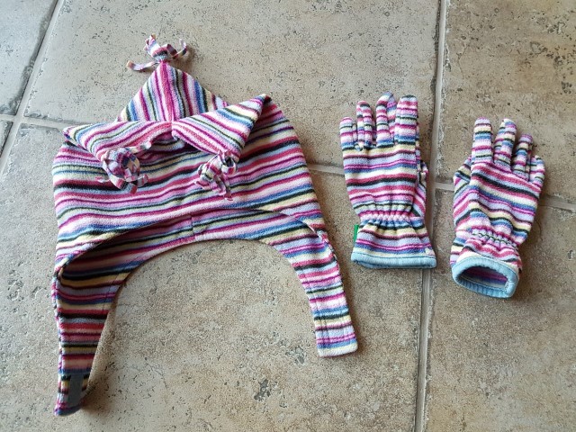 Dekliški kompleti kap in rokavic 4-7 let (Benetton in HM)