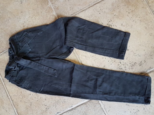 črne fancy hlače HM vel. 122 ali 6-8 let