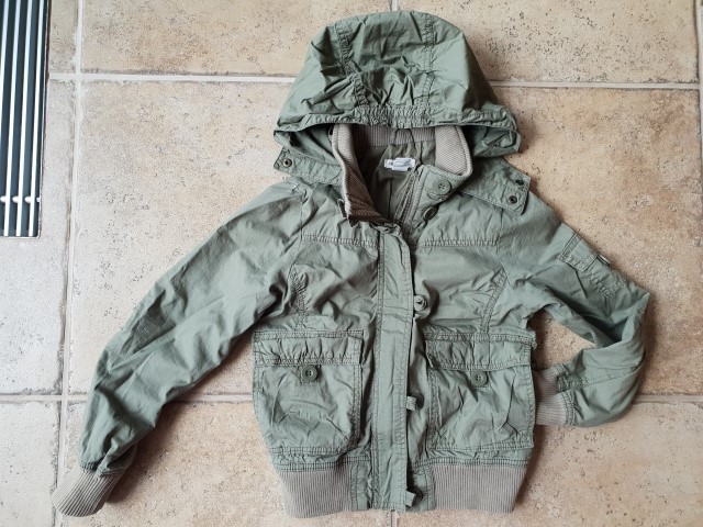 HM prehodna jaknica olivno zelene barve vel. 134 ali 8-9 let