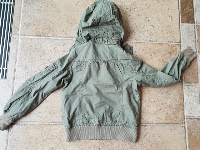 HM prehodna jaknica olivno zelene barve vel. 134 ali 8-9 let