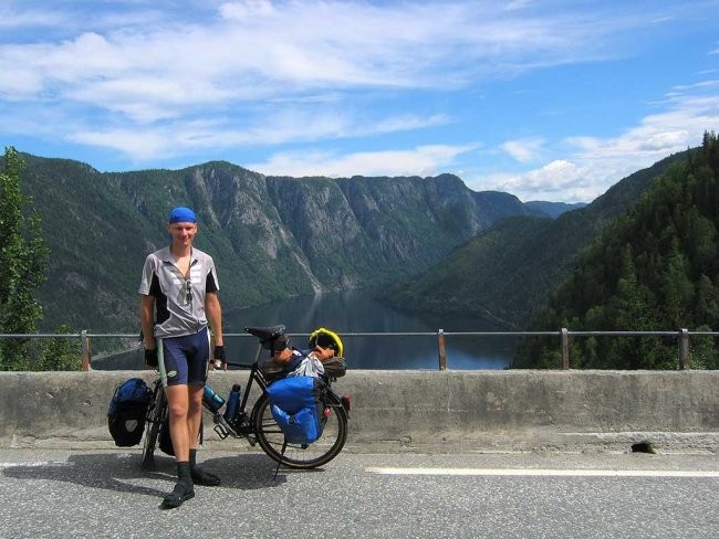 Posing on Dalen - Rotemo road