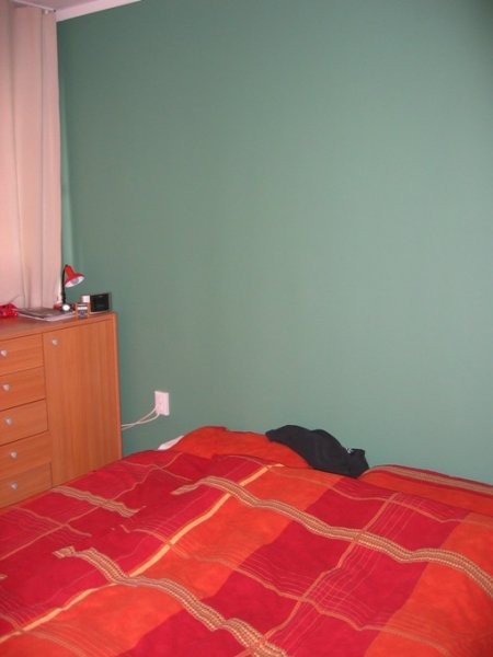 Moja spalnica- na novo pobarvana stena. Sedaj iščem primerne slike