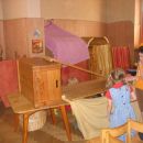 Otroci si zgradijo iz lesenih škatelj, desk in odej različne strukture. Pri tem početju ug