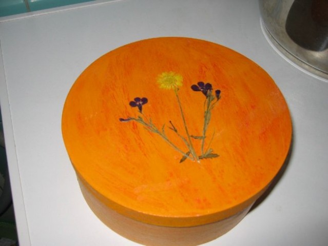 škatla (ni moja izdelava)- akrilne barve, lak za raspokanje in suho cvetje