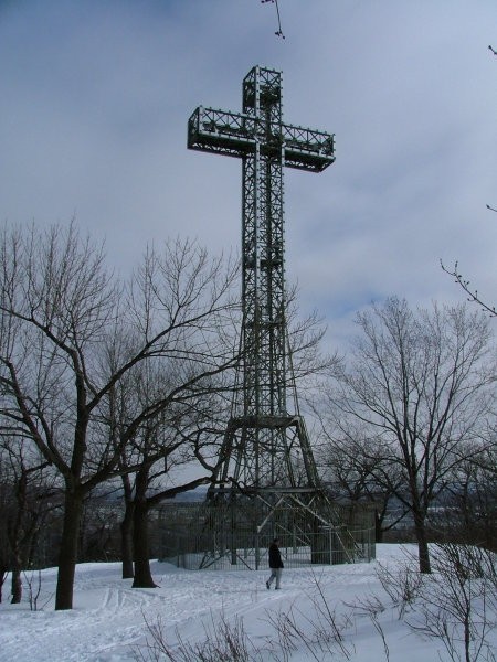 Saint Croix - Križ na vrhu, lepo viden iz mesta, osvetljen ponoči 