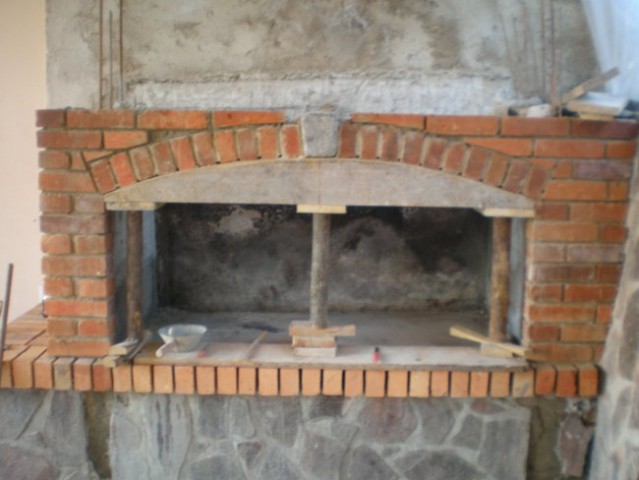 Skoraj dopolnjen obok, sledi še hrastova obroba in napa pa še dimnik