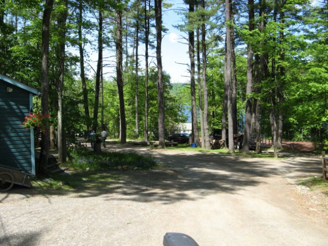 Spodnji del kampa. Po tej poti navzdol pridemo do glavne ceste, cez njo pa do nase hise in