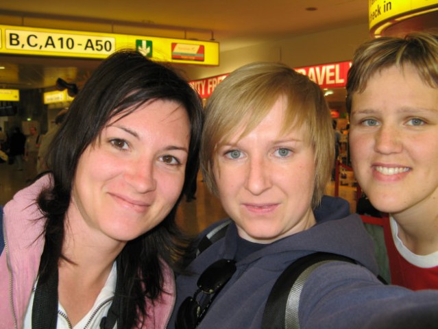 Katja, Dominika, Mateja na dunajskem letaliscu. Matejo sem spoznala na ameriski ambasadi v