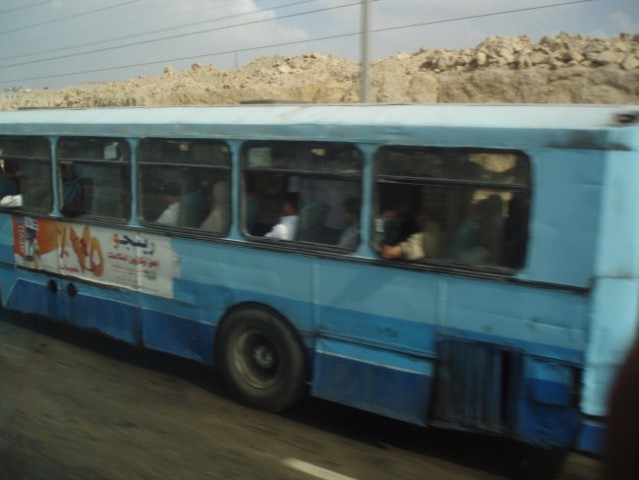Kako zelo ohranjen avtobus v kairu....