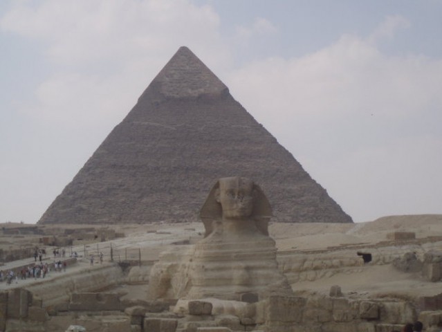 Sfinga s piramido v odzadju