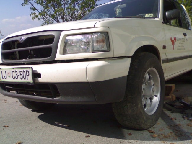 MAZDA PICK UP Z VELIKI FELGAMI PRED KREŠOM