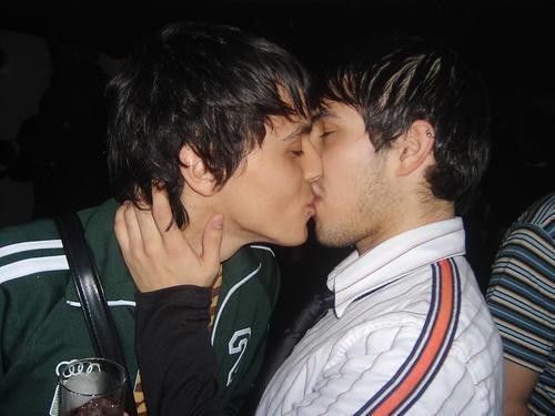 Boyzez kissing - foto povečava