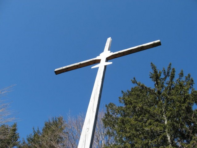 Visok križ na prepadni steni
