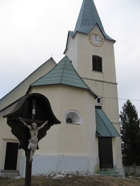 Zanimiva cerkev v naselju Gore