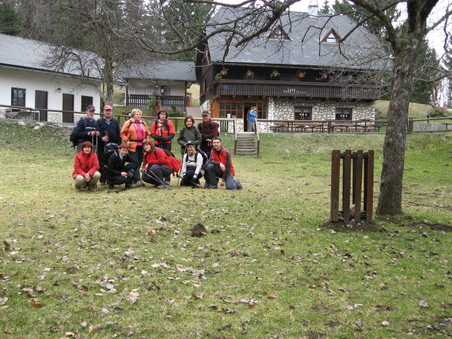 Skupinska planinska pred kočo na Kopitniku