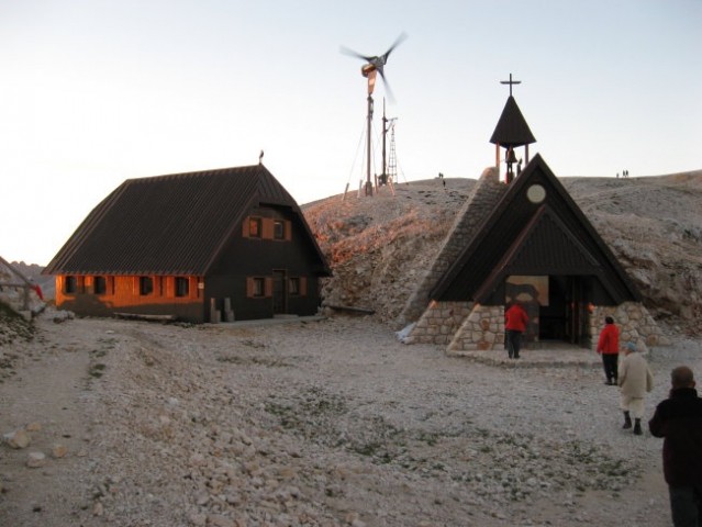 Sončni zahod obliva kapelico in meteorološko postajo