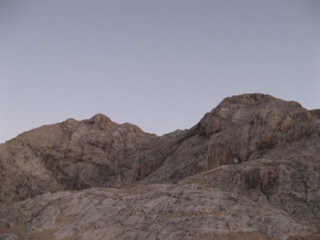 Desno Mali, levo pa Veliki Triglav (lepo se vidijo vse tri njegove glave)