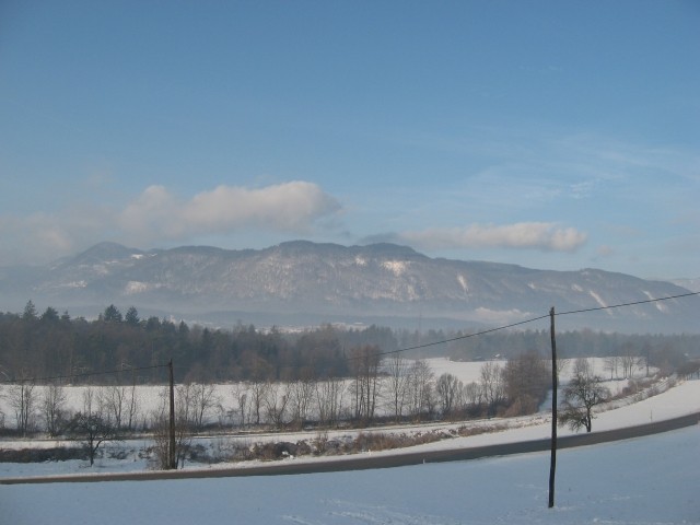 Lepi pogled na zasnežene vasi in hribovja