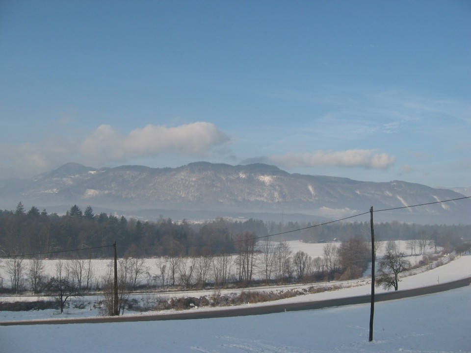 Lepi pogled na zasnežene vasi in hribovja