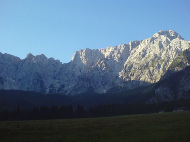 Zelo levo se vidi greben Struga, potem Vevnica, Mali Koritniški Mangart ter Mangart