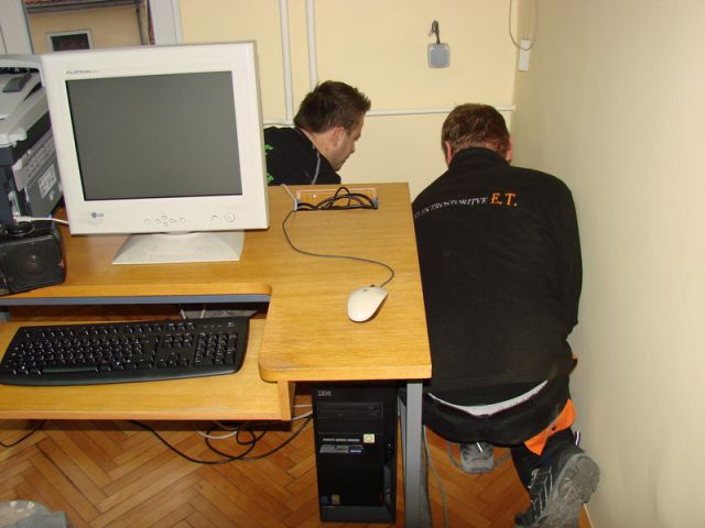 Napeljava internetnega kabla v pisarno PD - foto