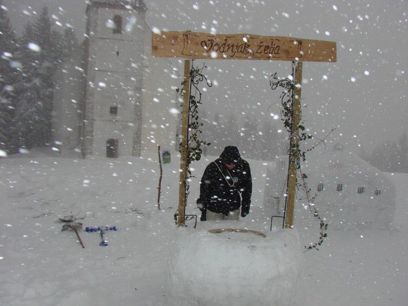 Areh-Pohorske bajte iz snega (feb.2012) - foto povečava